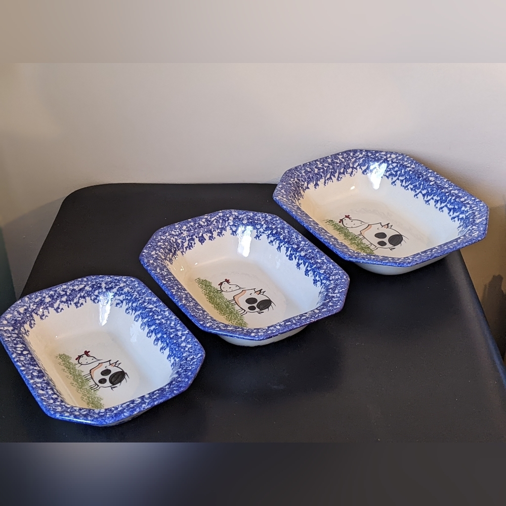 NWOB Molly Dallas Blue Spatterware Nesting Serving Bowls Pig & Chicken Set of 3